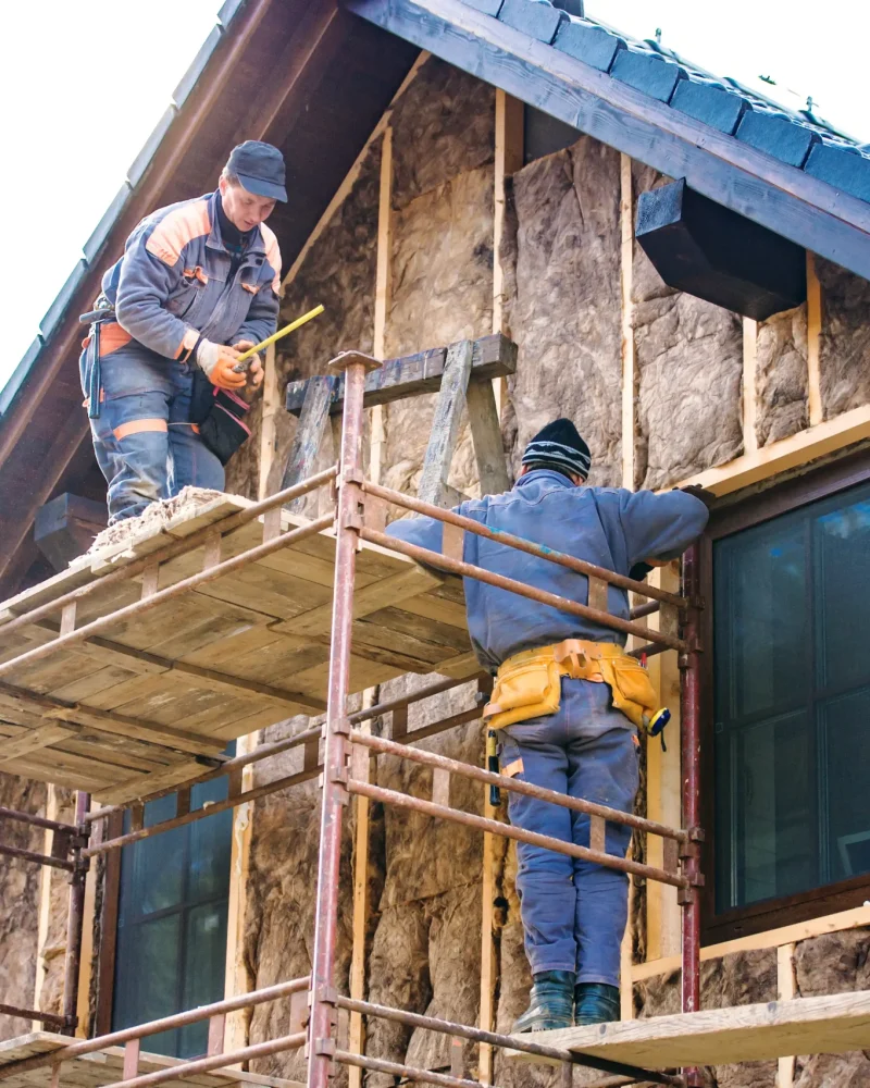 construction-workers-thermally-insulating-house-fa-2024-10-18-11-06-54-utc